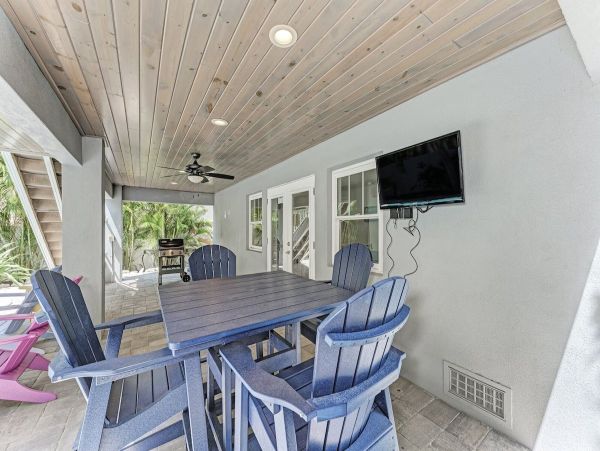 Holmes Beach Stylish Home - Private Pool, Walk to Beach